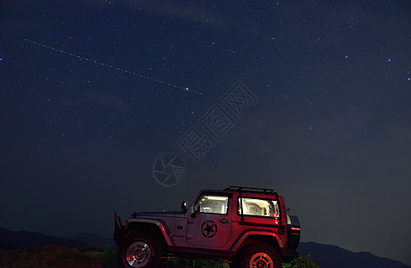 星空下的JEEP高清图片