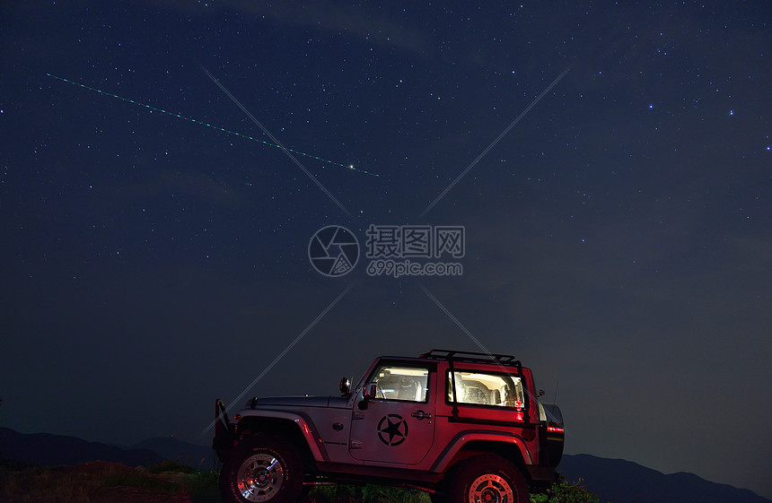 星空下的JEEP图片