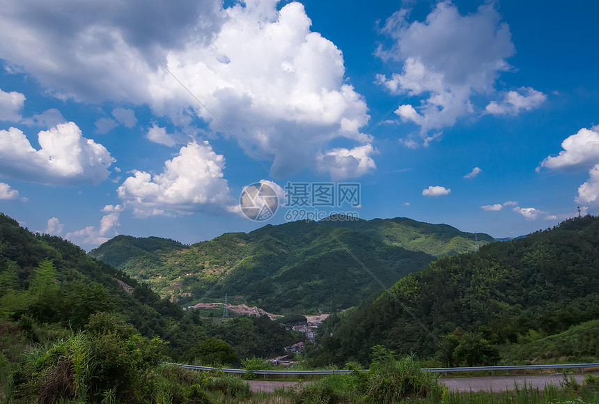 蓝天下的小山村图片