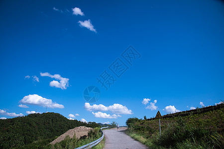 蓝天下的公路图片