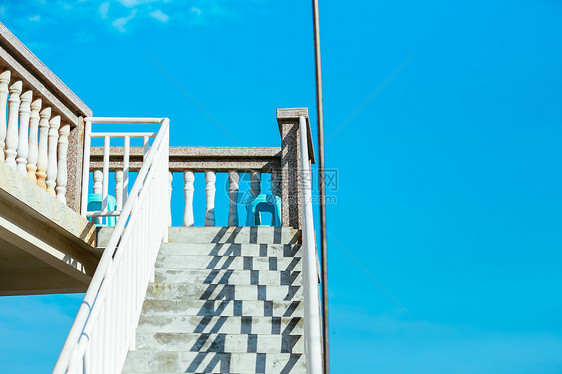 蓝天下的楼梯图片