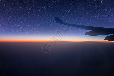 飞机上的云层飞机上的星空背景