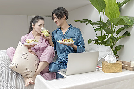 情侣在客厅想用健康绿色食品图片