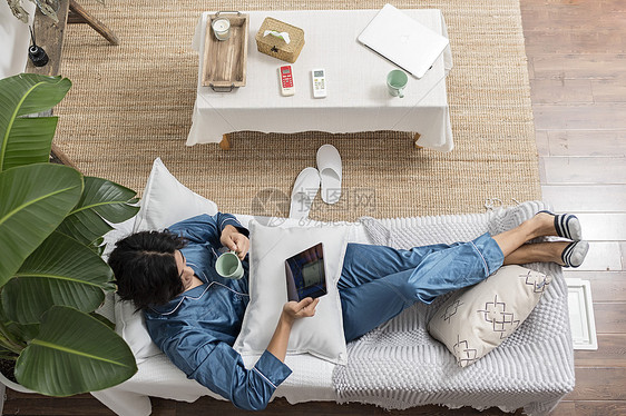 男子在家中使用平板电脑图片