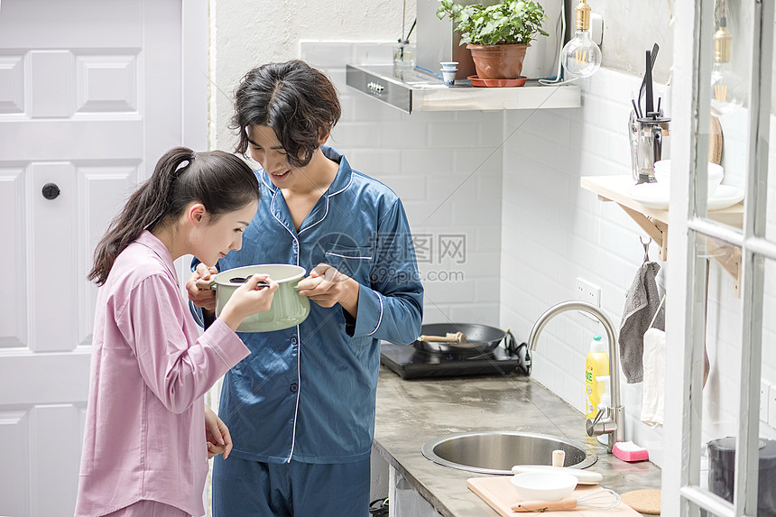 情侣在厨房制作浓汤图片