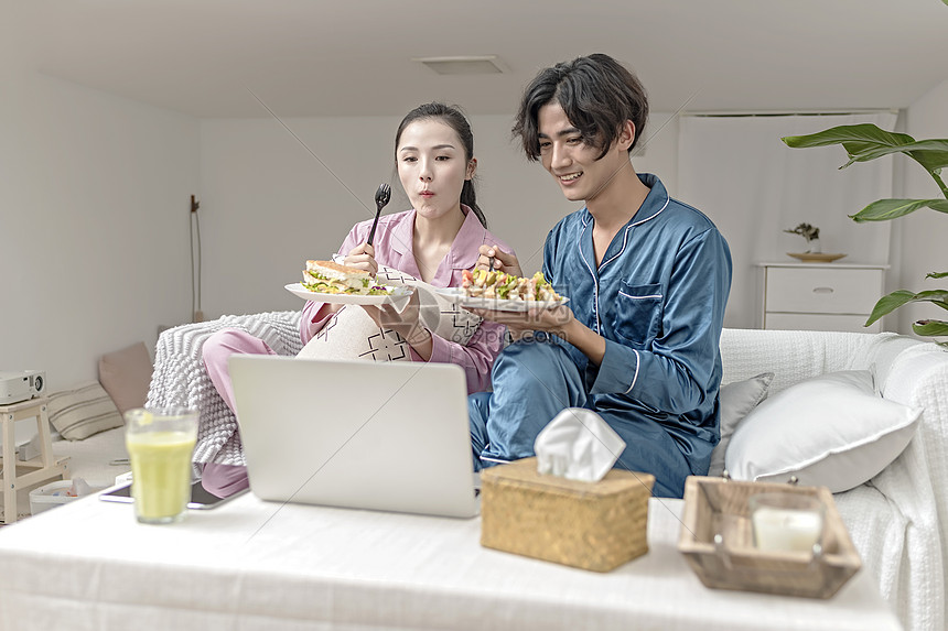 情侣在客厅食用绿色食品图片