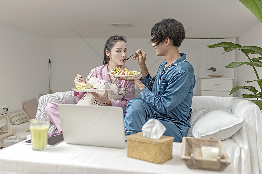 情侣在客厅食用绿色食品图片