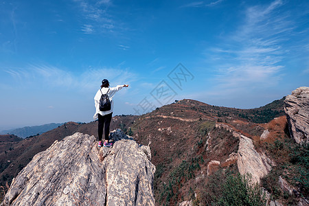 登山的人物背影高清图片