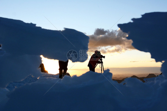 西藏雪山拍摄的人图片