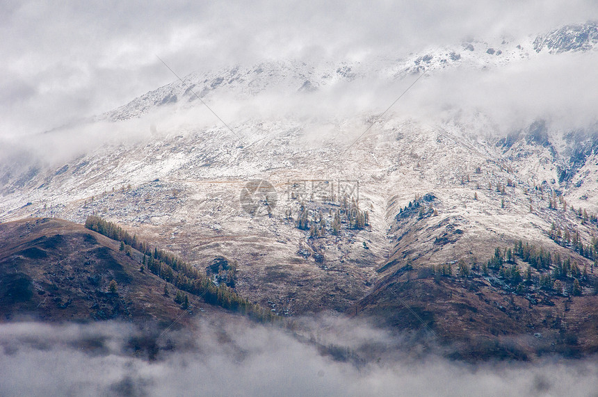 新疆禾木初冬雪景山峦图片