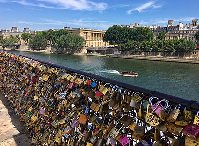爱的建筑素材欧洲法国巴黎塞纳河桥上同心锁背景
