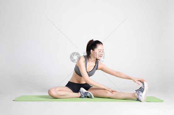 运动健身女性舒展肢体训练图片