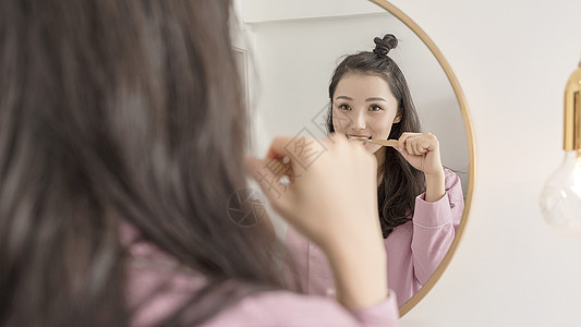 女子清晨刷牙高清图片