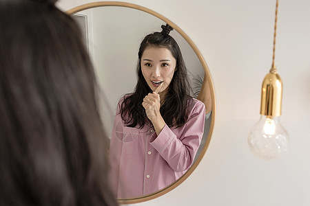 女子清晨刷牙背景图片