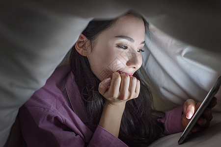 手机点击女子熬夜玩手机背景