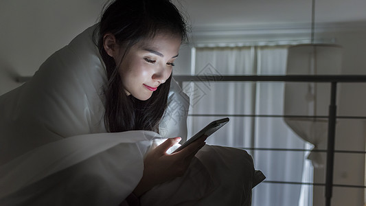 微信阅读女子熬夜玩手机背景