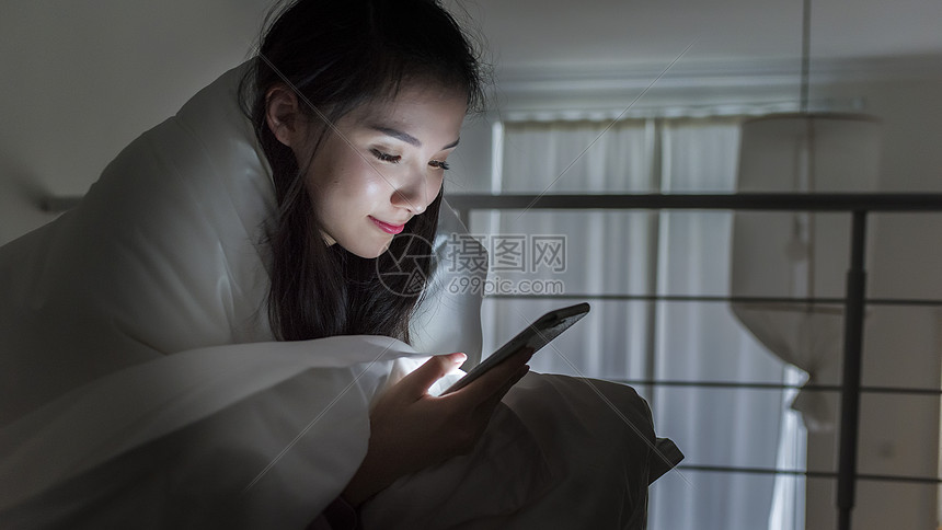 女子熬夜玩手机图片