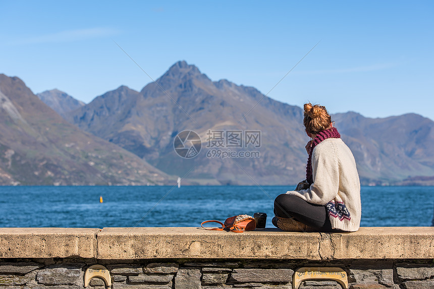 照片 人物情感 新西兰 看风景的女生.