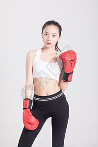 带着拳击手套帅气的运动女性图片