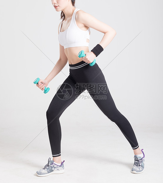 年轻女子运动健身拿着哑铃图片
