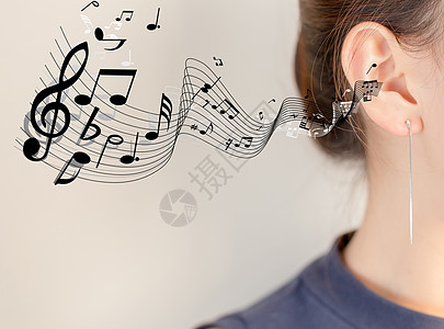 女性听音乐耳朵耳环高清图片