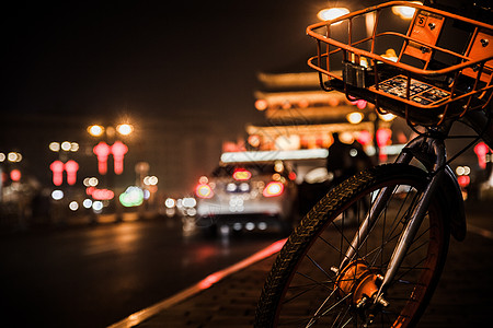 西安钟楼地标夜色中的摩拜单车和钟楼背景