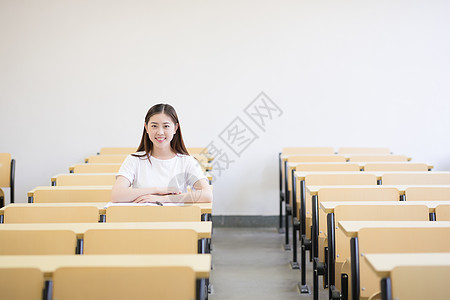 成人自考坐在教室里学习的同学背景