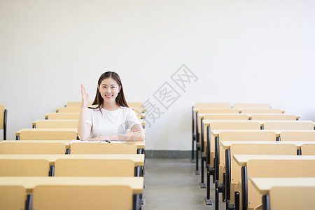 成人自考坐在教室里学习的同学背景