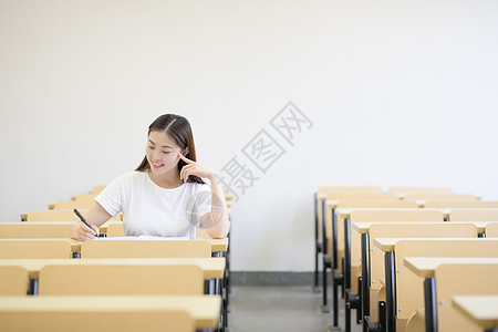 教室里正在思考学习的同学图片