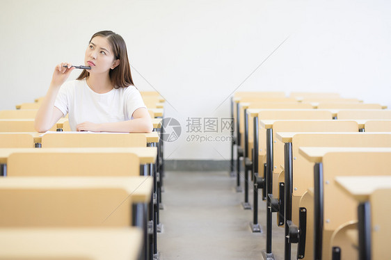 教室里正在思考学习的同学图片