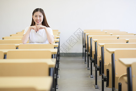 成人自考坐在教室里学习的同学背景