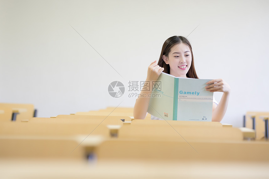 坐在教室里学习的同学图片