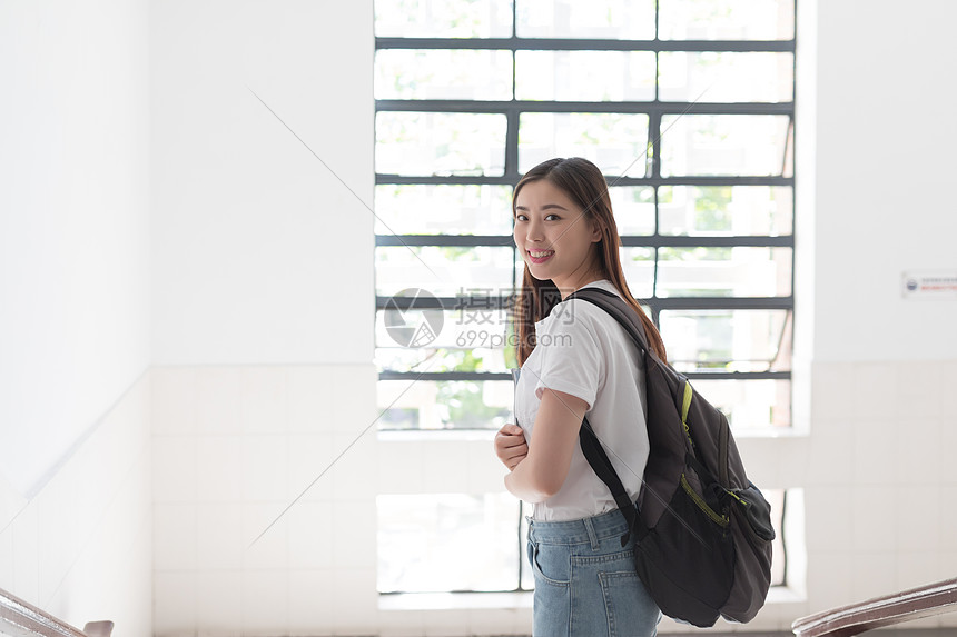 下课放学准备离开的同学图片