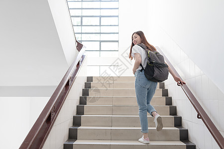 教学楼里准备去上课的同学高清图片