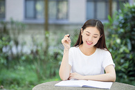 校园轻松学习的女生图片