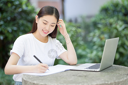 室外学习在校园室外休闲学习的女生背景