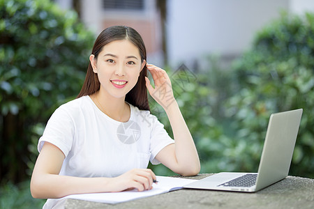 电脑学生在校园室外休闲学习的女生背景