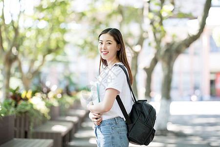 背着书包放学下课的大学生背景图片