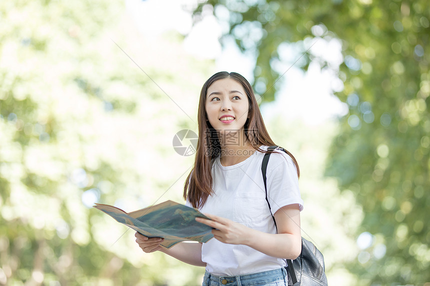 拿着地图看路找路的女生图片