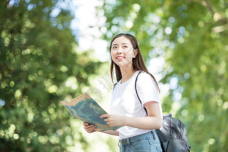 找路的女生图片