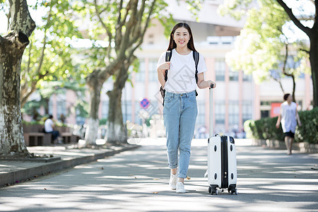 学校里拉着行李箱背书包的女生图片