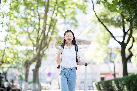 学校里拉着行李箱背书包的女生图片