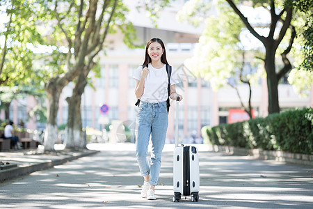 学校里拉着行李箱背书包的女生图片