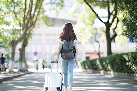 女生行李箱拉着行李箱的女生背影背景