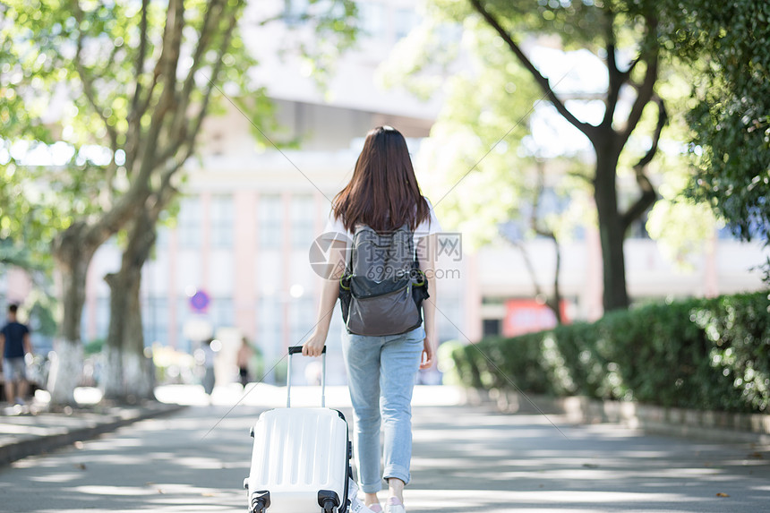 拉着行李箱的女生背影