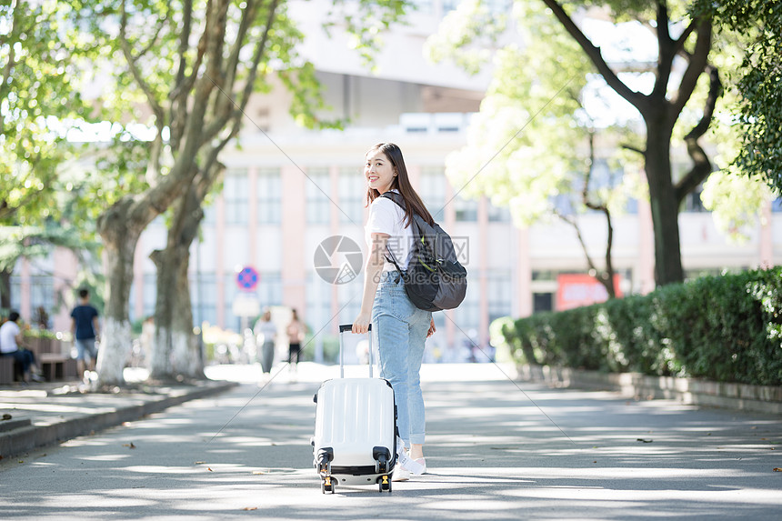 拉着行李箱的女生图片