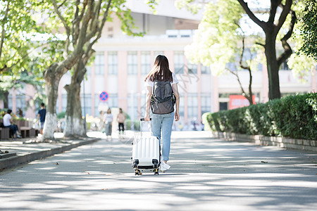 同学旅行拉着行李箱的女生背影背景