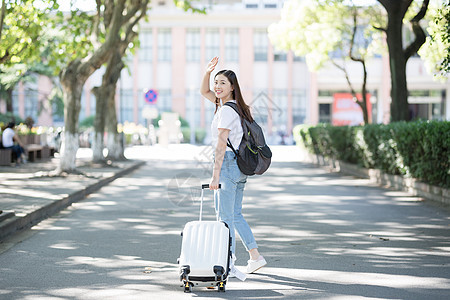 拉着行李箱的女生背影图片