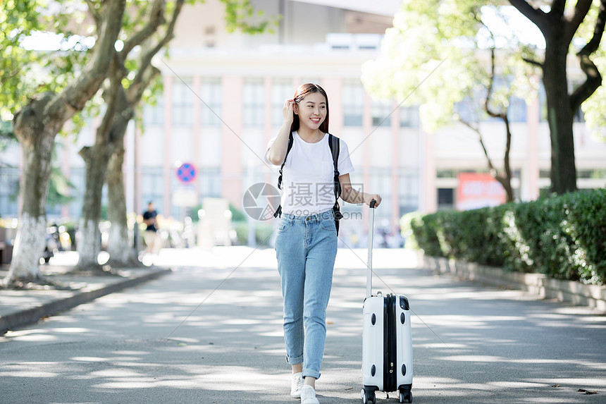 学校里拉着行李箱背书包的女生图片