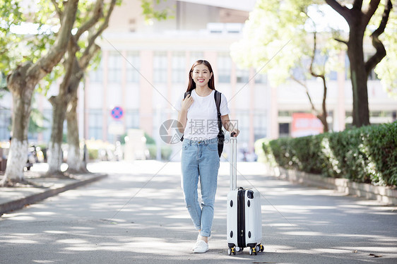 学校里拉着行李箱背书包的女生图片